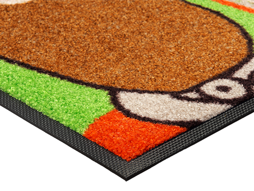 Eckansicht der Fußmatte mit bunten Motiven und Gesichtern