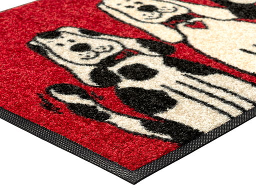 Eckansicht der roten Fußmatte mit drei Hunden