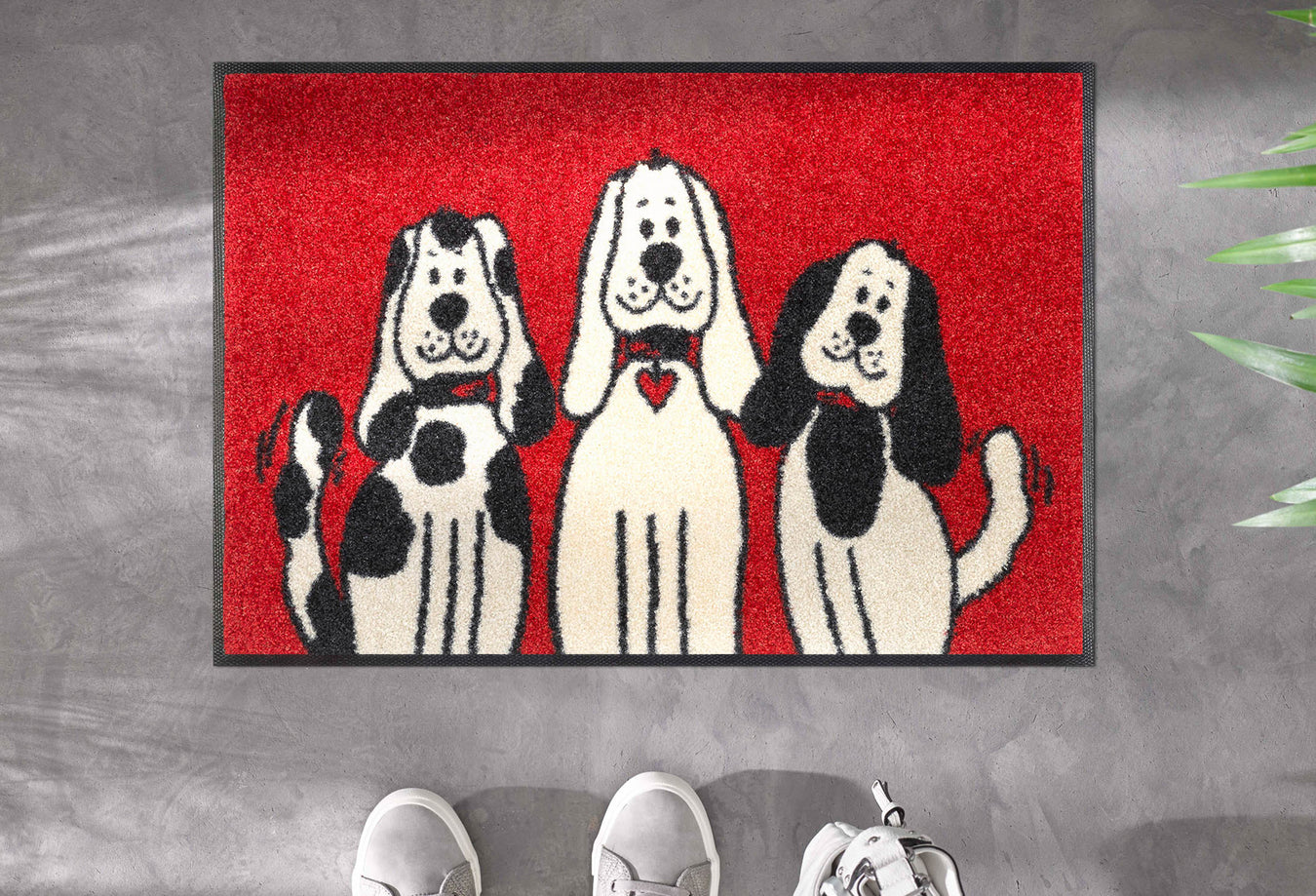 Fußmatte mit drei Hunden auf dem Boden liegend