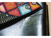 Rückenansicht der Fußmatte mit bunten gemalenen Kästchen