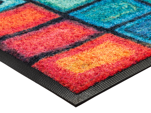 Eckansicht der Fußmatte mit bunten gemalenen Kästchen