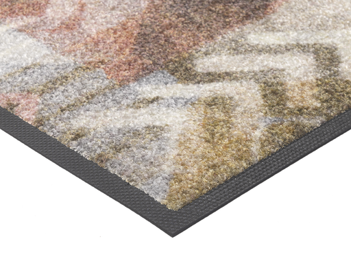 Eckansicht der Fußmatte mit Pfeilen und Rauten Muster