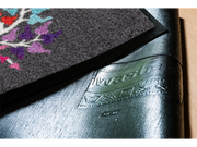 Rückenansicht der Fußmatte mit buntem, herförmigen Baum