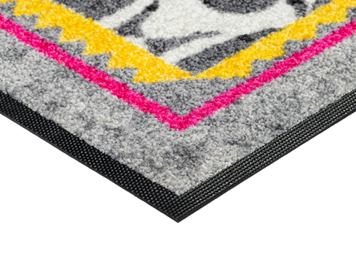 Eckansicht der Fußmatte mit buntem Muster