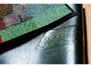 Rückenansicht der bunten Fußmatte mit Häusern