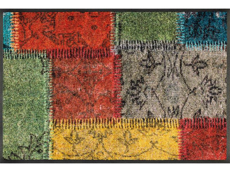 Fußmatte mit bunten Farbflächen