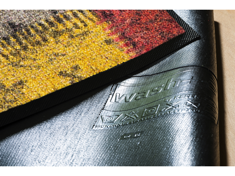 Rückenansicht der Fußmatte mit bunten Farbflächen