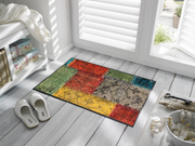 Fußmatte mit bunten Farbflächen im Eingangsbereich