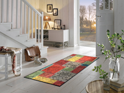 Läufer mit bunten Farbflächen im Eingangsbereich