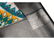 Rückenansicht der Fußmatte mit bunten Ornamenten