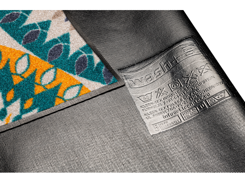 Rückenansicht der Fußmatte mit bunten Ornamenten