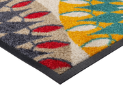 Eckansicht der Fußmatte mit bunten Ornamenten