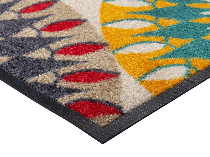 Eckansicht der Fußmatte mit bunten Ornamenten