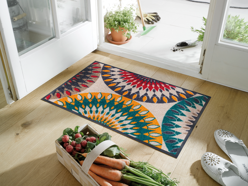 Fußmatte mit bunten Ornamenten im Eingangsbereich