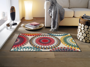 Fußmatte mit bunten Ornamenten im Wohnzimmer