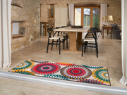 Fußmatte mit bunten Ornamenten im Eingangsbereich