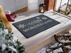 Fußmatte mit Schneeflocken und Aufschrift "winter wonderland" vor der Tür