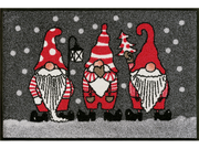 drei rote Zwerge mit Zipfelmütze auf der Fußmatte