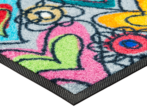 Eckansicht der grauen Fußmatte mit bunten Herzen und Blumen