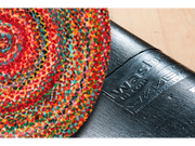 Rückenansicht der Fußmatte in Sonderform mit rot-bunten Punkten