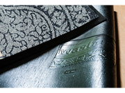 Rückenansicht der grau-beigen Fußmatte mit Ornamenten