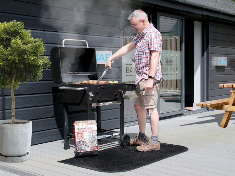 Fußmatte BBQ von Matsmiths vor dem Griller