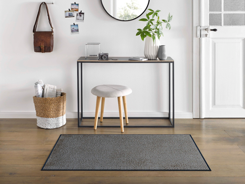 graue Fußmatte im Eingangsbereich