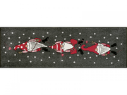 drei rote Zwerge mit Zipfelmütze auf der Fußmatte