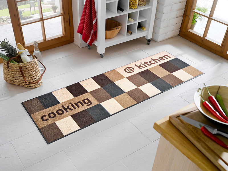 Läufer mit braunen Kacheln und Schriftzug "cooking" "@kitchen" in der Küche