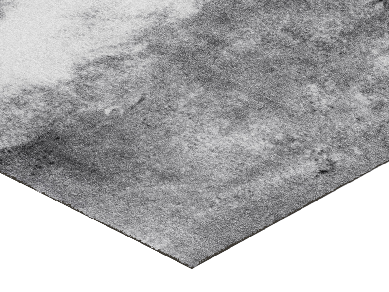 Eckansicht der grau-weiß gemusterten Fußmatte