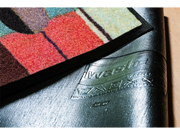 Rückenansicht der künstlerischen, bunten Fußmatte mit Rechtecken und Lanschaftsmotiven