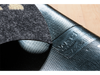 Rückenansicht der grauen Fußmatte mit Schrift "Benvenuti"