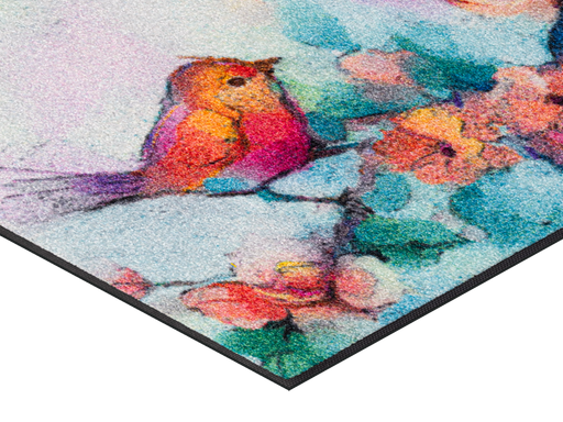 Eckansicht der bunten malerischen Fußmatte mit Vogelmotiv
