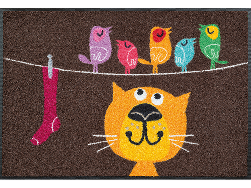 Fußmatte mit Vögeln auf der Wäscheleine und einer Katze