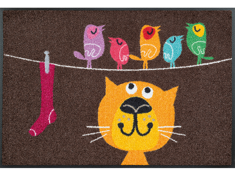 Fußmatte mit Vögeln auf der Wäscheleine und einer Katze