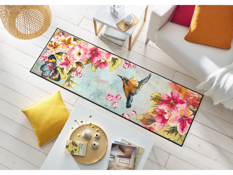 Fußmatte mit Blumen, Schmetterling und Kolibri im Wohnzimmer