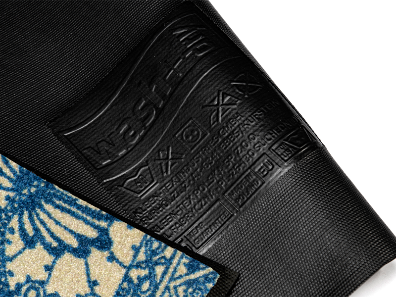 Rückenansicht der Fußmatte mit blauem floralem Design