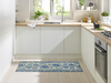 Läufer mit blauem floralem Design in der Küche