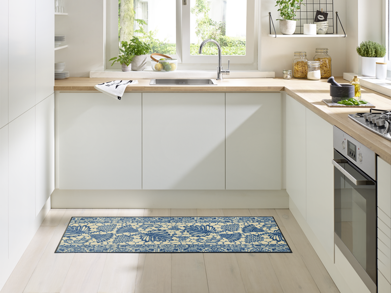 Läufer mit blauem floralem Design in der Küche