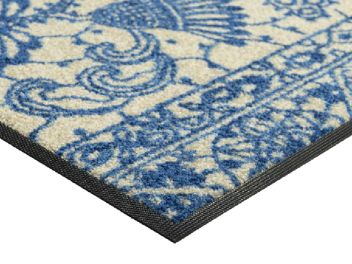 Eckansicht der Fußmatte mit blauem floralem Design