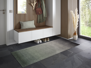 Fußmatte mit grün-schwarzer und dezenter Musterung in der Garderobe