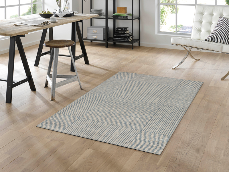 Fußmatte mit grauen und braunen Linien in rechteckigen Formen im Wohnzimmer