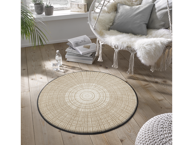 runde Fußmatte mit beigen Streifen und Kreisen im Wohnzimmer