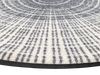 Eckansicht der runden Fußmatte mit grau, weißer Linienstruktur