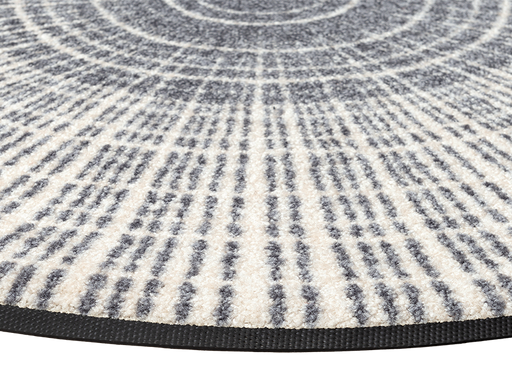 Eckansicht der runden Fußmatte mit grau, weißer Linienstruktur