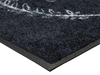 Eckansicht der stilvollen schwarzen Fußmatte mit Schrift "HOME Sweet HOME"