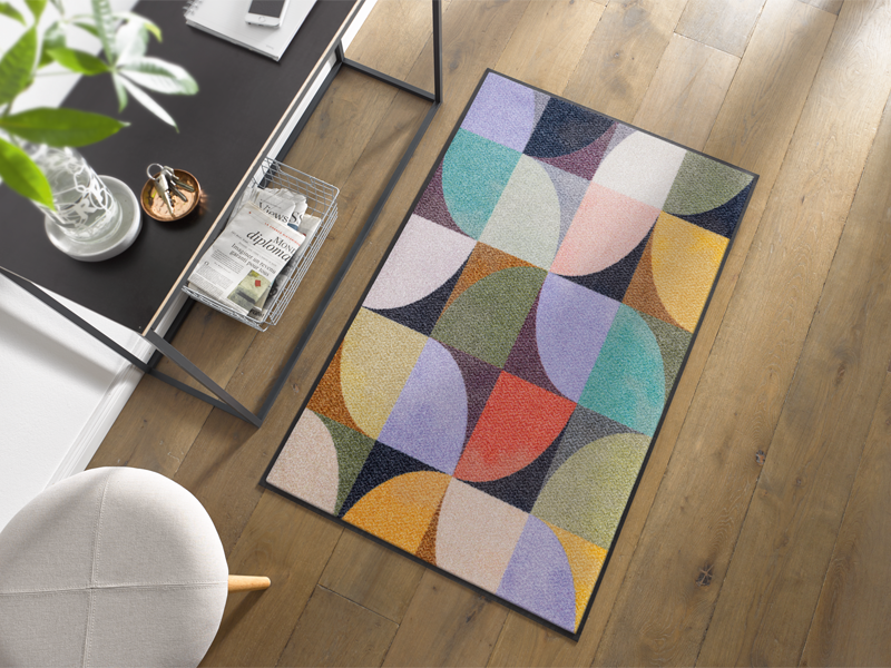 Fußmatte mit bunten Farben im Eingangsbereich