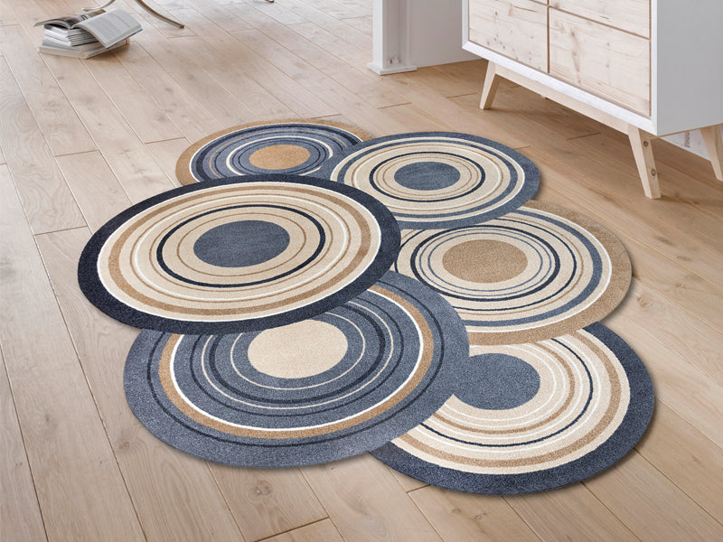 Fußmatte in Sonderform mit naturfarbenen Kreisen im Vorraum