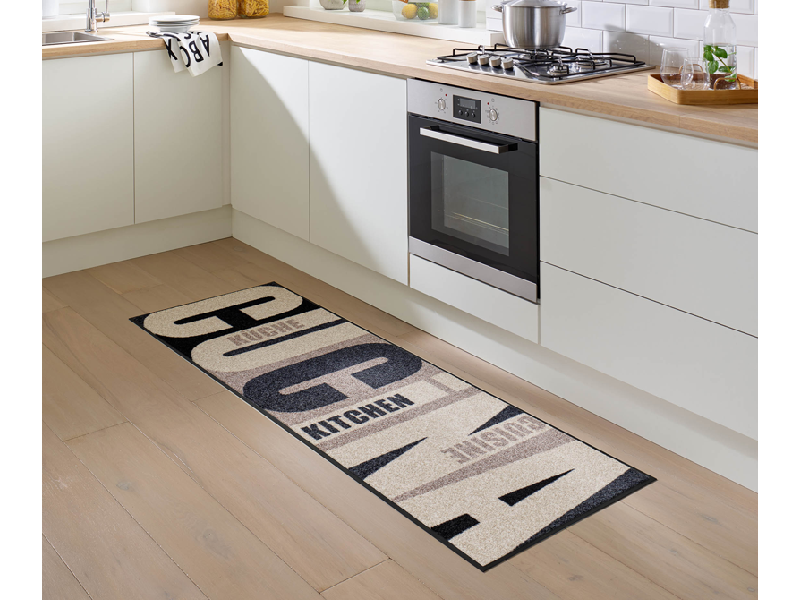 Fußmatte mit Schriftzug "CUCINA" in Brauntönen in der Küche