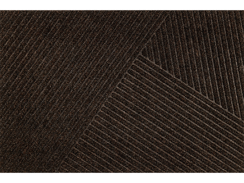 dunkelbraune Fußmatte mit Linienstruktur